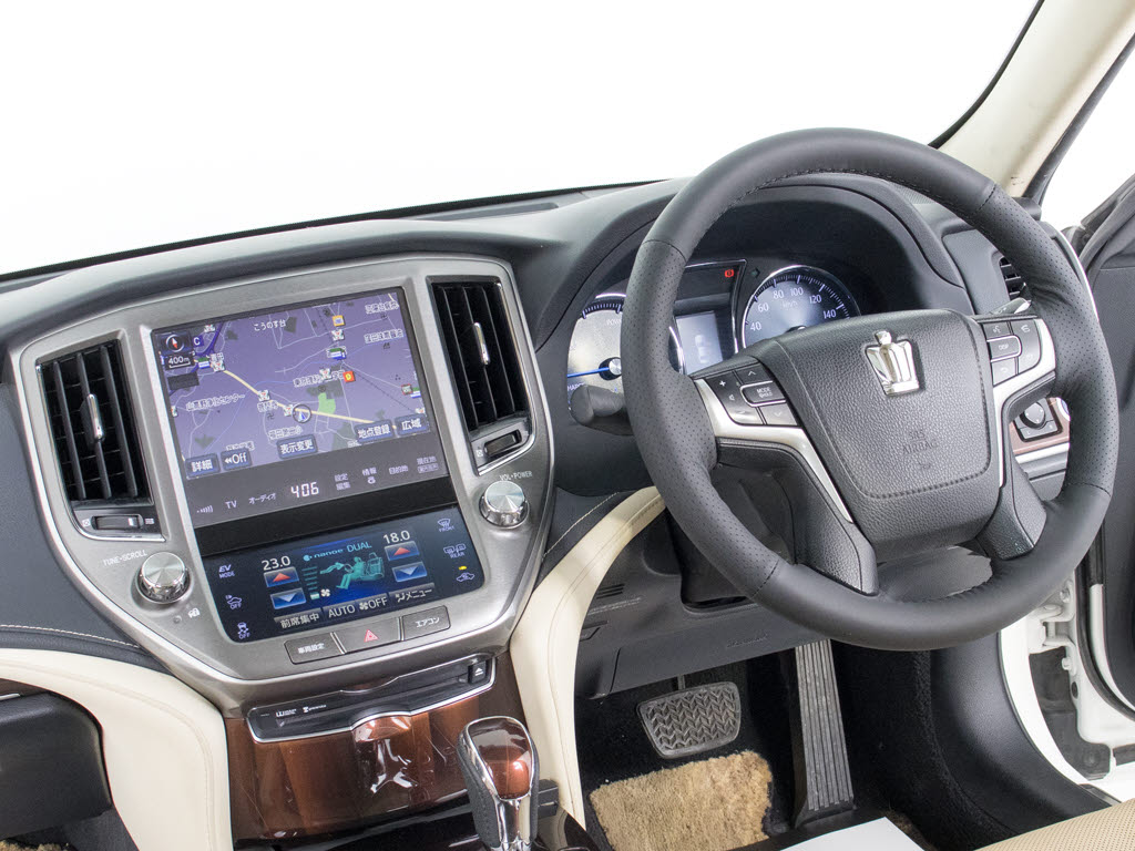 ★使いやすさや安全性を追求したステアリン
グ周り！高級車ゆえにスイッチ類が多いのも
特徴ですね！考え尽くされた配置ですぐに使
いこなす事が出来ますのでご安心下さい！是
非、体感してみて下さい！！