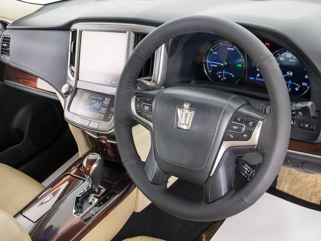 ★使いやすさや安全性を追求したステアリン
グ周り！高級車ゆえにスイッチ類が多いのも
特徴ですね！考え尽くされた配置ですぐに使
いこなす事が出来ますのでご安心下さい！是
非、体感してみて下さい！！