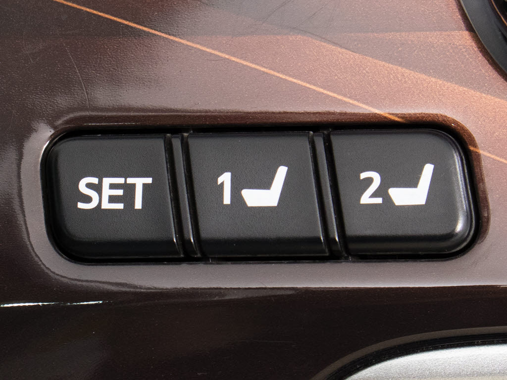 シートメモリー付き！ステアリング、シート
、ドアミラーポジションをメモリー可能です
！