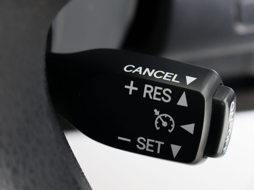 【オートクルーズコントロール】搭載。アク
セル操作なしでも車が自動でスピードを保っ
てくれる機能です長距離の高速は楽々です。