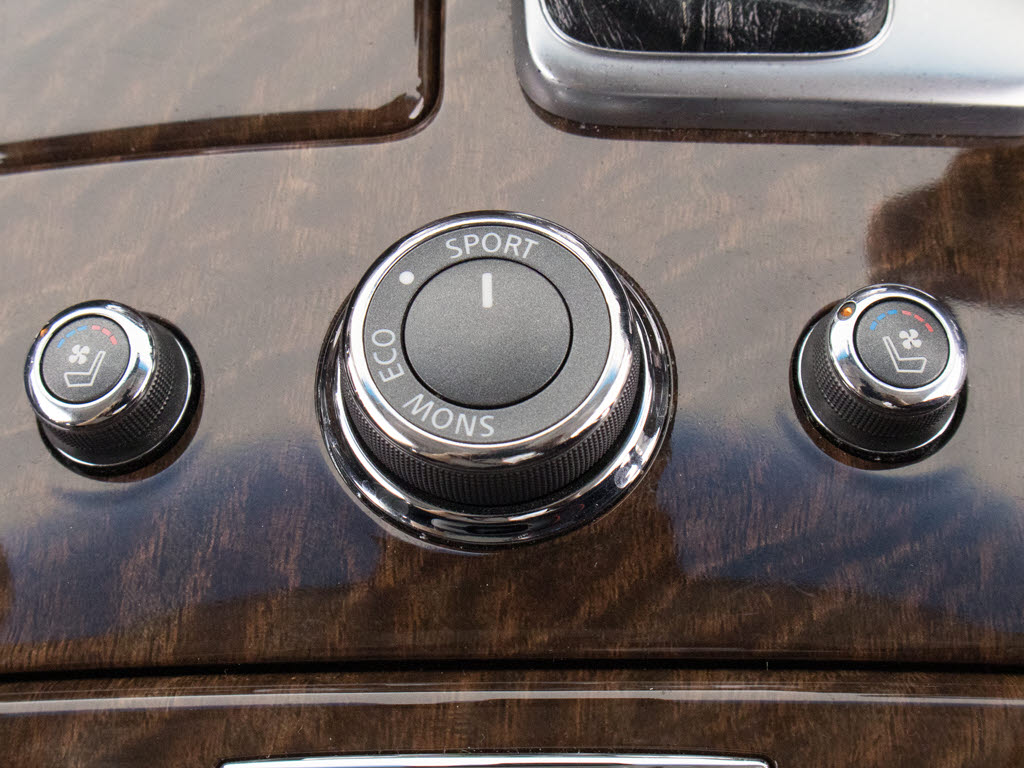 ★快適エアシート＆シートヒーターを装備し
ています！高級車ならではの装備です！シー
トが暖まる機能！シートから冷風が出る機能
！どちらも付いています！！寒い冬も、暑い
夏も快適にご乗車頂けますよ！！