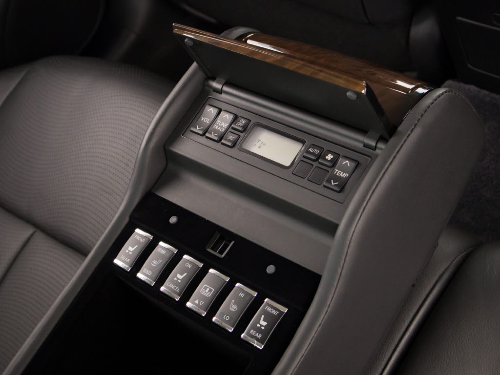 後席もＶＩＰ装備！後席センターコンソール
の画像です！こちらのお車は、オーディオな
ども後席から操作出来るなど豪華！ゲストに
喜んで頂ける装備ですね！