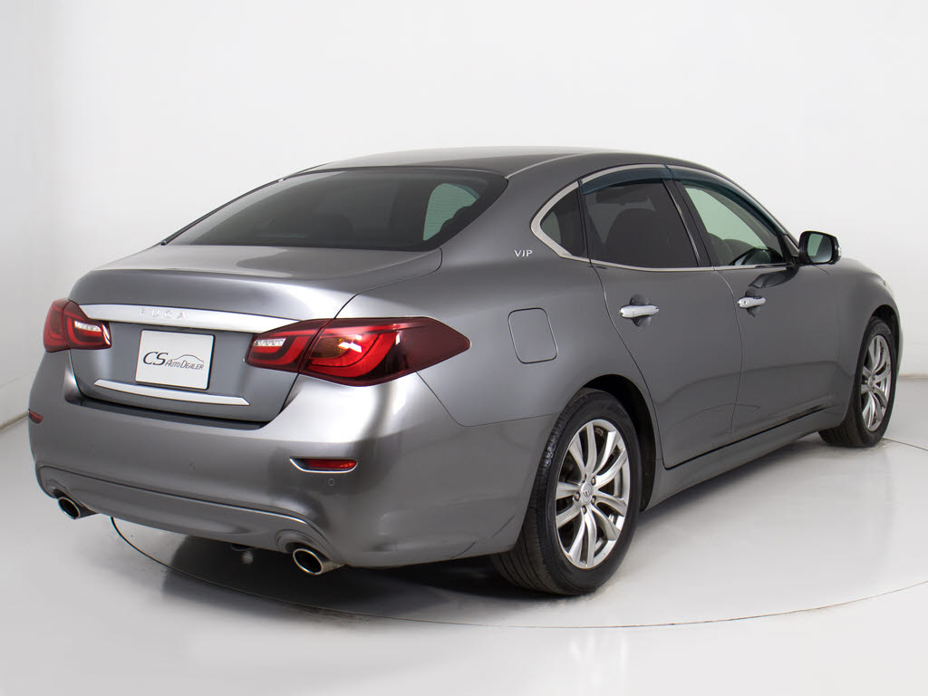 個性的なリアビューで御座います。精悍な佇
まいは高級車ならではです。