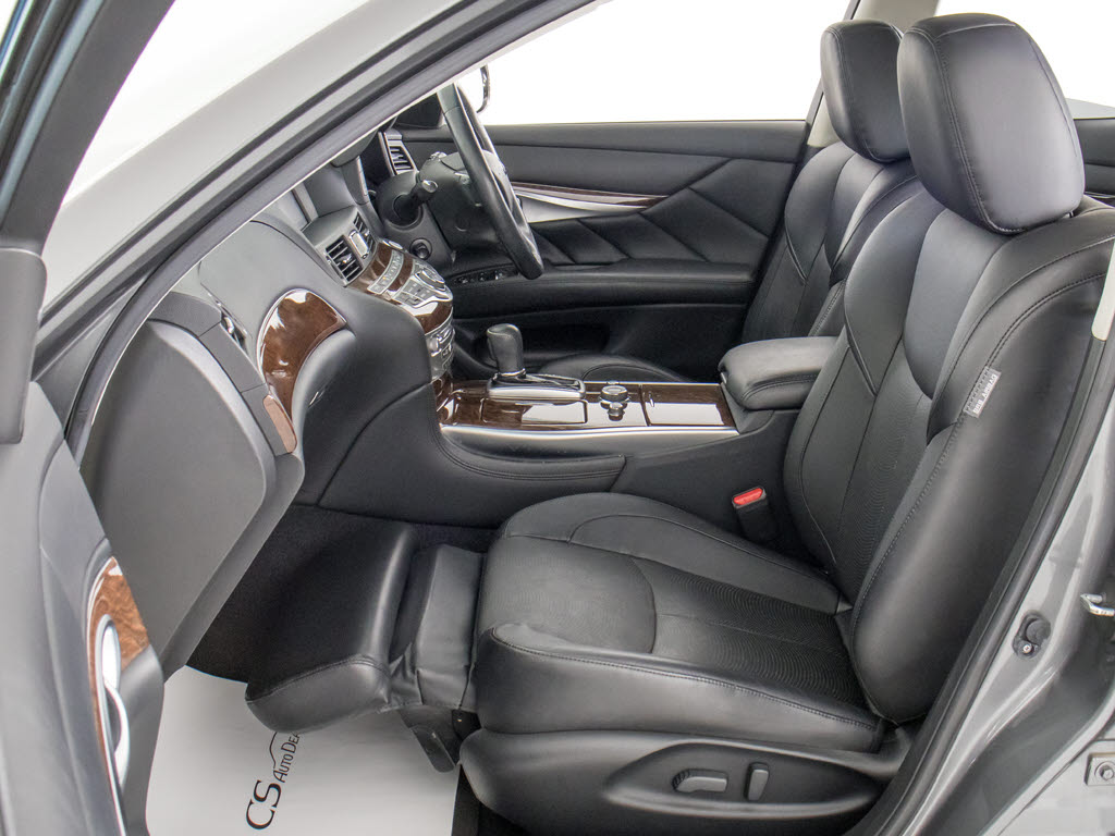 オットマン搭載！！足を伸ばしても当たらな
い？？そんな快適特別空間です！！