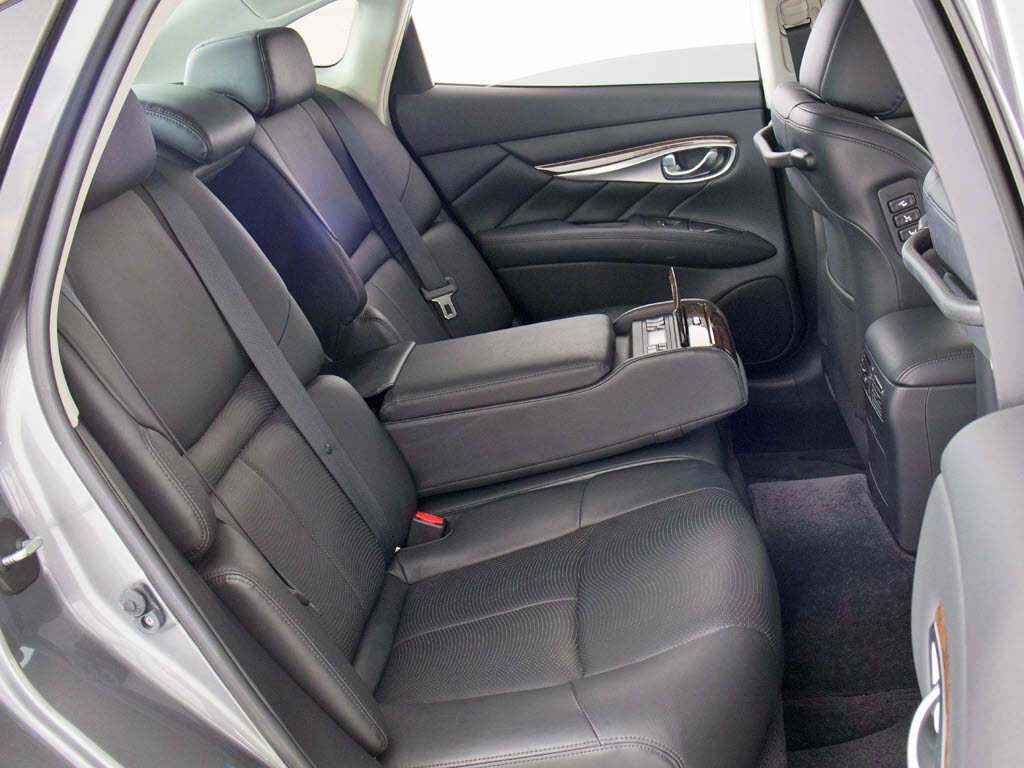 赤革、茶革、黒革、白革、黒×赤コンビ革・
・・お好みの色で新品本革シートを作成でき
ます！オリジナル本革でカーライフを満喫は
いかがでしょうか？ご興味ある方は、デザイ
ン等含め当社までお問い合わせください！