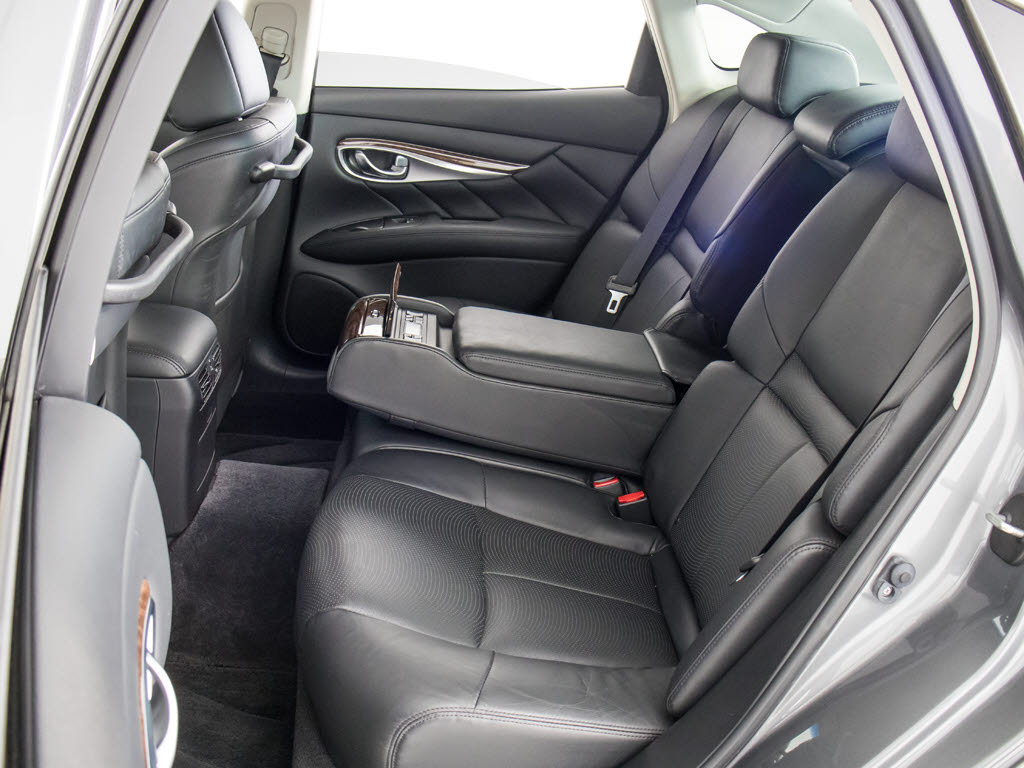 赤革、茶革、黒革、白革、黒×赤コンビ革・
・・お好みの色で新品本革シートを作成でき
ます！オリジナル本革でカーライフを満喫は
いかがでしょうか？ご興味ある方は、デザイ
ン等含め当社までお問い合わせください！