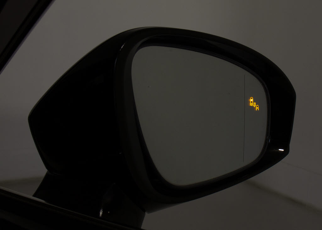 ＢＳＭ（ブラインドスポットモニタ）！隣の
車線を走る車両をレーダーで検知し、ドアミ
ラーでは確認しにくい後側方エリアに存在す
る車両に加えて、急接近してくる車両も検知
します。