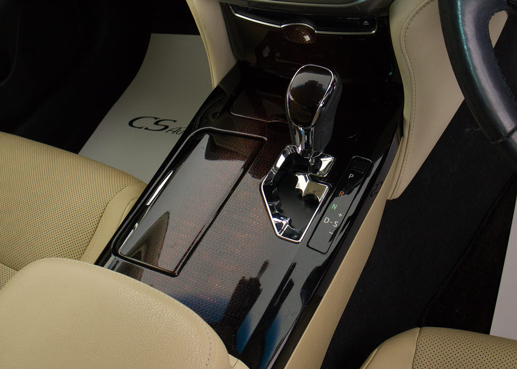 シフト周りです。スッキリとしつつも高級感
や操作性を損なわない作りとなって参ります
。