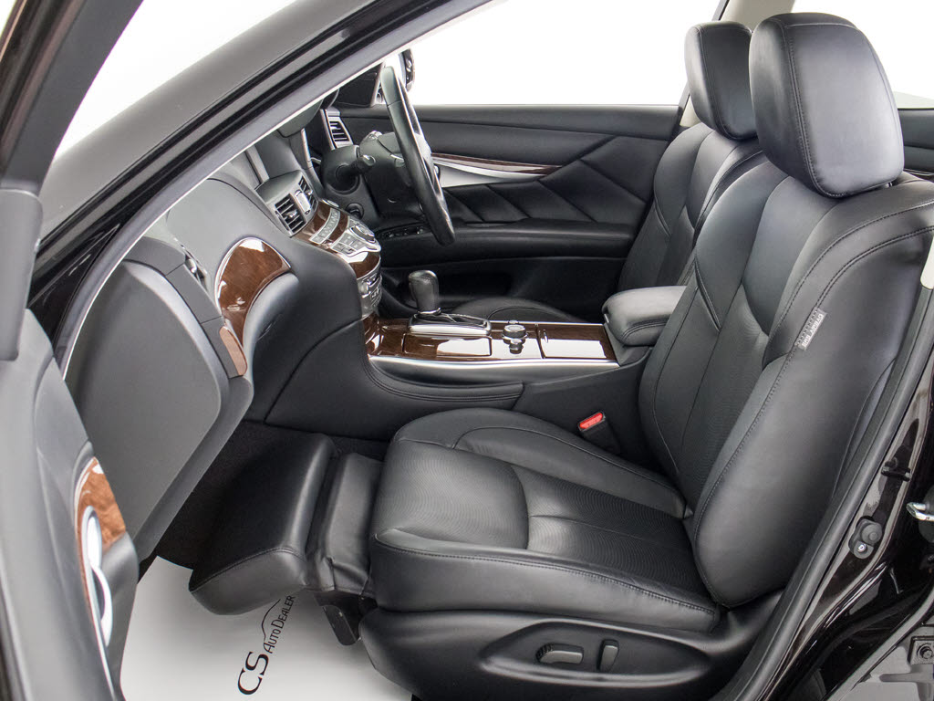 オットマン搭載！！足を伸ばしても当たらな
い？？そんな快適特別空間です！！