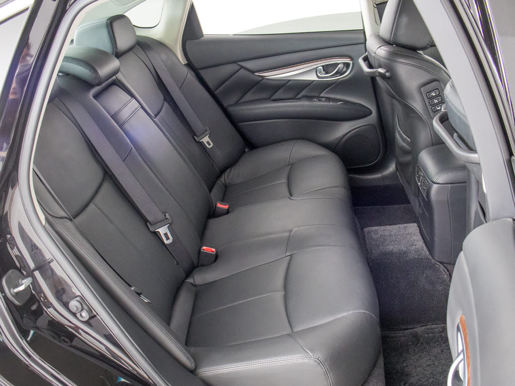 赤革、茶革、黒革、白革、黒×赤コンビ革・
・・お好みの色で新品本革シートを作成でき
ます！オリジナル本革でカーライフを満喫は
いかがでしょうか？ご興味ある方は、デザイ
ン等含め当社までお問い合わせください！