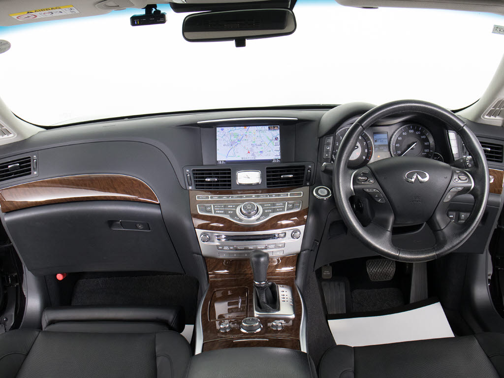 禁煙車です！室内は嫌なニオイも無く、すご
く綺麗な状態です！禁煙車・・特にセダンタ
イプのお車では少ないですよね！！タバコの
ニオイが苦手なお客様必見です！快適にご乗
車頂けます！！