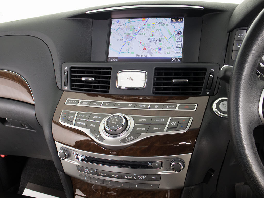 ★使いやすさや安全性を追求したステアリン
グ周り！高級車ゆえにスイッチ類が多いのも
特徴ですね！考え尽くされた配置ですぐに使
いこなす事が出来ますのでご安心下さい！是
非、体感してみて下さい！！