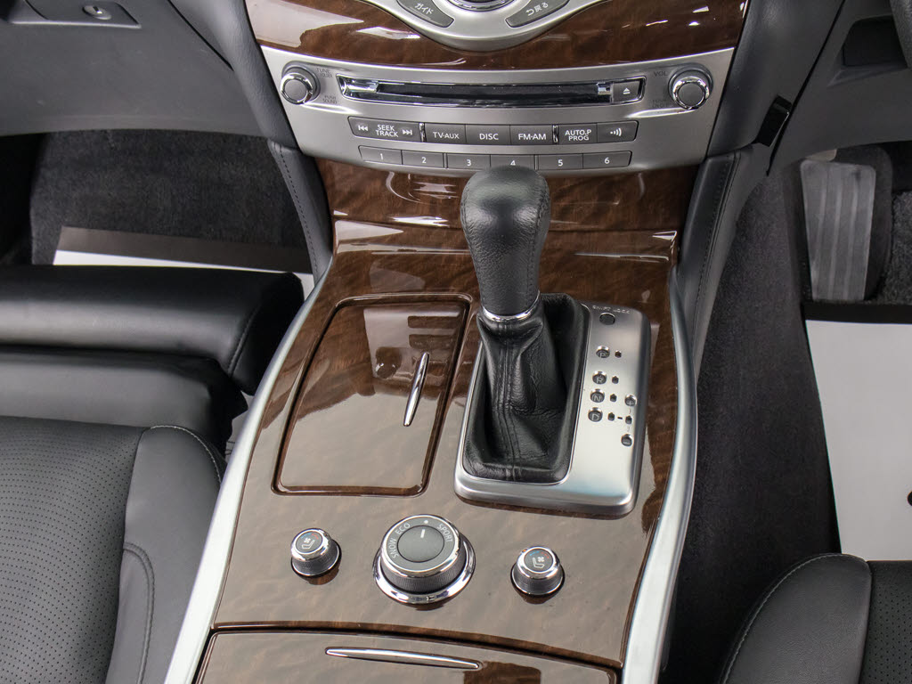 シフト周りです。木目パネルも相まって高級
感を感じさせます！