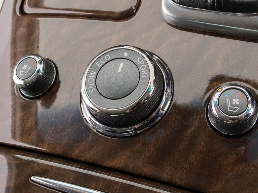 ★快適エアシート＆シートヒーターを装備し
ています！高級車ならではの装備です！シー
トが暖まる機能！シートから冷風が出る機能
！どちらも付いています！！寒い冬も、暑い
夏も快適にご乗車頂けますよ！！