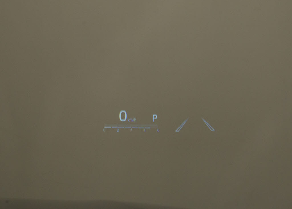 ヘッドアップ・ディスプレイ（ＨＵＤ）現在
のスピードや、前方の車線情報など、運転に
必要な情報を、目の前のウインドウガラスに
表示する機能です。これにより、目線の移動
が少なく済み、安全です。