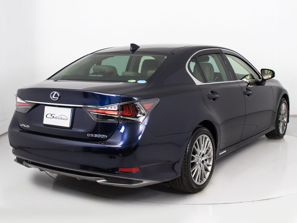 個性的なリアビューで御座います。精悍な佇
まいは高級車ならではです。