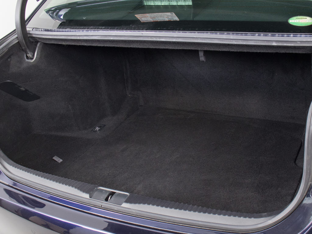 トランクが狭いと思っておりませんか？実際
は大容量トランクです！旅行等の長距離ドラ
イブも快適です！また、屋根付きスペースを
完備しておりますので、夜間でも、雨でも雪
の日だってゆっくりご覧頂けます。