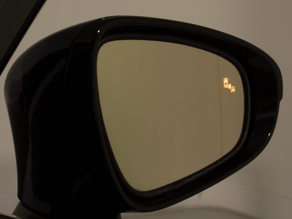 ＢＳＭ（ブラインドスポットモニタ）！隣の
車線を走る車両をレーダーで検知し、ドアミ
ラーでは確認しにくい後側方エリアに存在す
る車両に加えて、急接近してくる車両も検知
します。