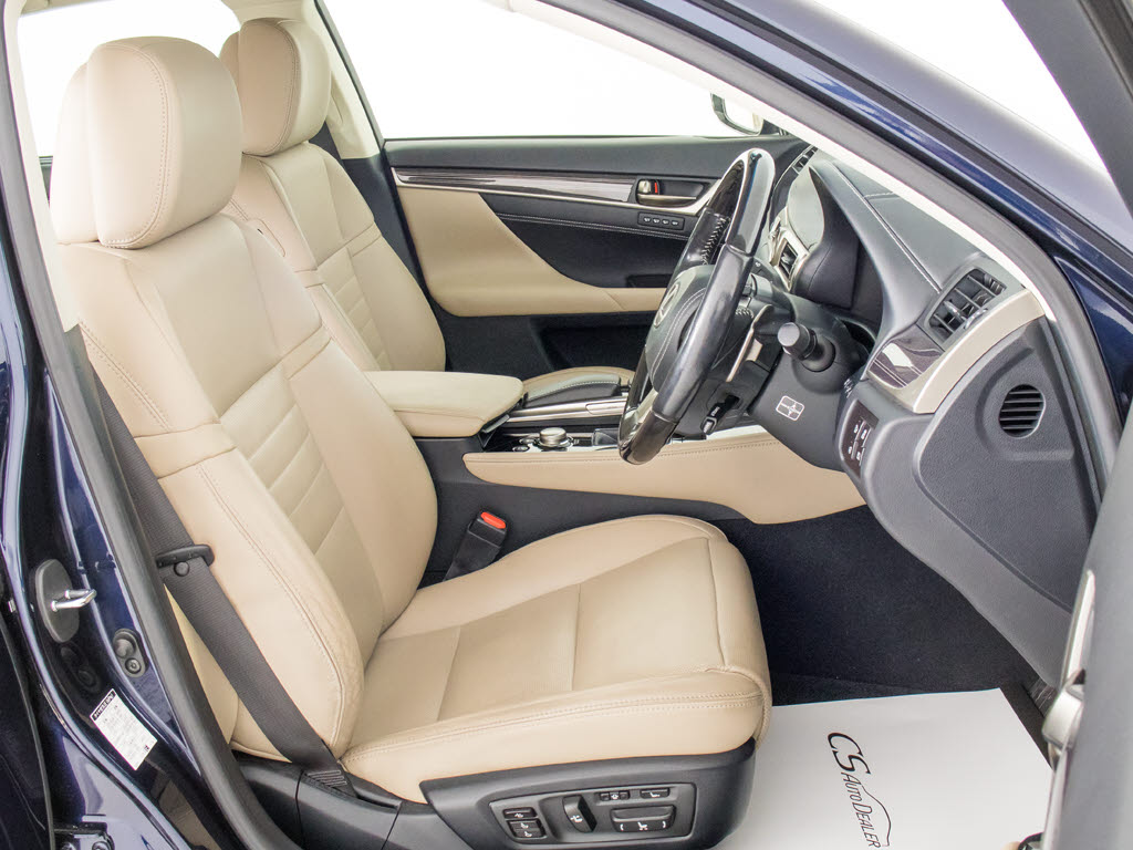 電動パワーシート完備！細かな自身に合った
ドライビングポジションの設定が可能となり
ます！