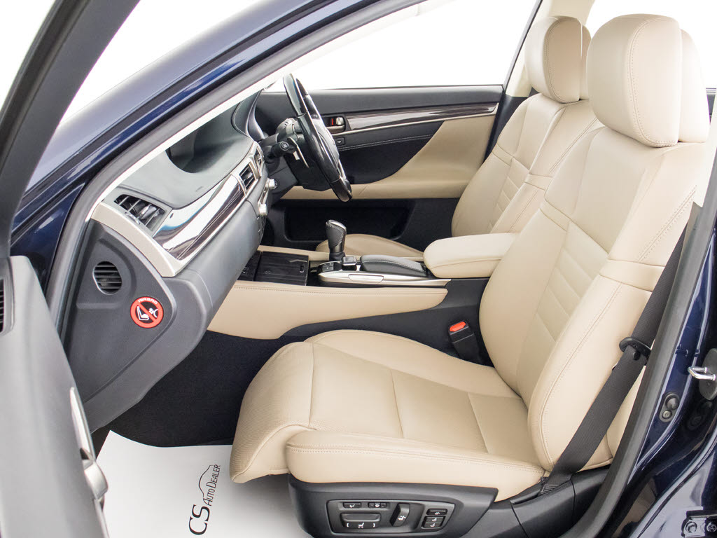 オットマン搭載！！足を伸ばしても当たらな
い？？そんな快適特別空間です！！