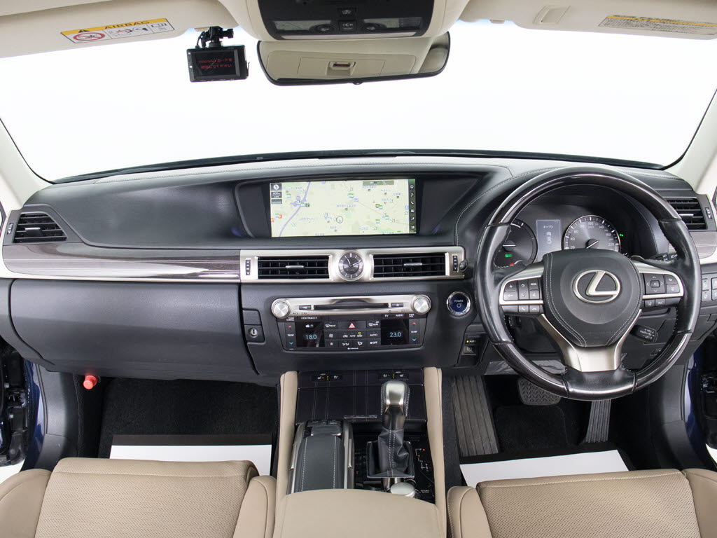 禁煙車です！室内は嫌なニオイも無く、すご
く綺麗な状態です！禁煙車・・特にセダンタ
イプのお車では少ないですよね！！タバコの
ニオイが苦手なお客様必見です！快適にご乗
車頂けます！！