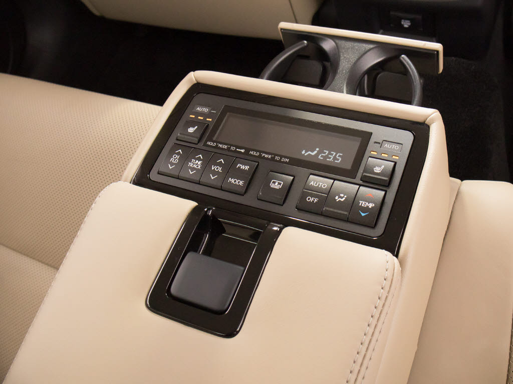 後席もＶＩＰ装備！後席センターコンソール
の画像です！こちらのお車は、オーディオな
ども後席から操作出来るなど豪華！ゲストに
喜んで頂ける装備ですね！