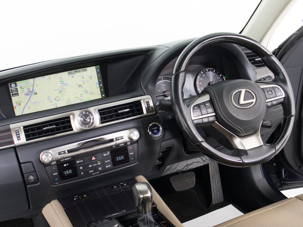 ★使いやすさや安全性を追求したステアリン
グ周り！高級車ゆえにスイッチ類が多いのも
特徴ですね！考え尽くされた配置ですぐに使
いこなす事が出来ますのでご安心下さい！是
非、体感してみて下さい！！