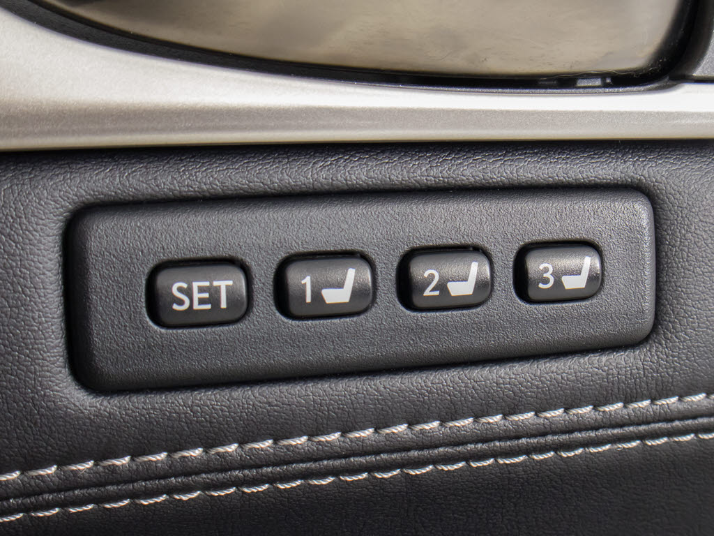 ★シートメモリー機能を装備！シート位置を
記憶出来きます。すごく便利ですよ！