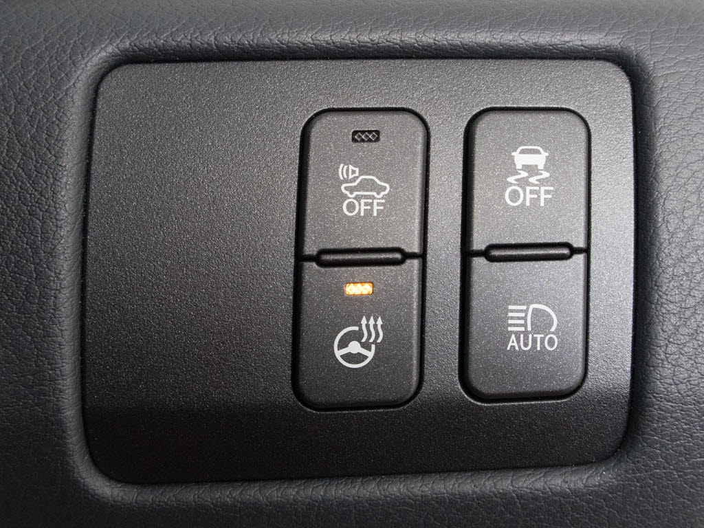 ★使いやすさや安全性を追求したステアリン
グ周り！高級車ゆえにスイッチ類が多いのも
特徴ですね！考え尽くされた配置ですぐに使
いこなす事が出来ますのでご安心下さい！是
非、体感してみて下さい！！