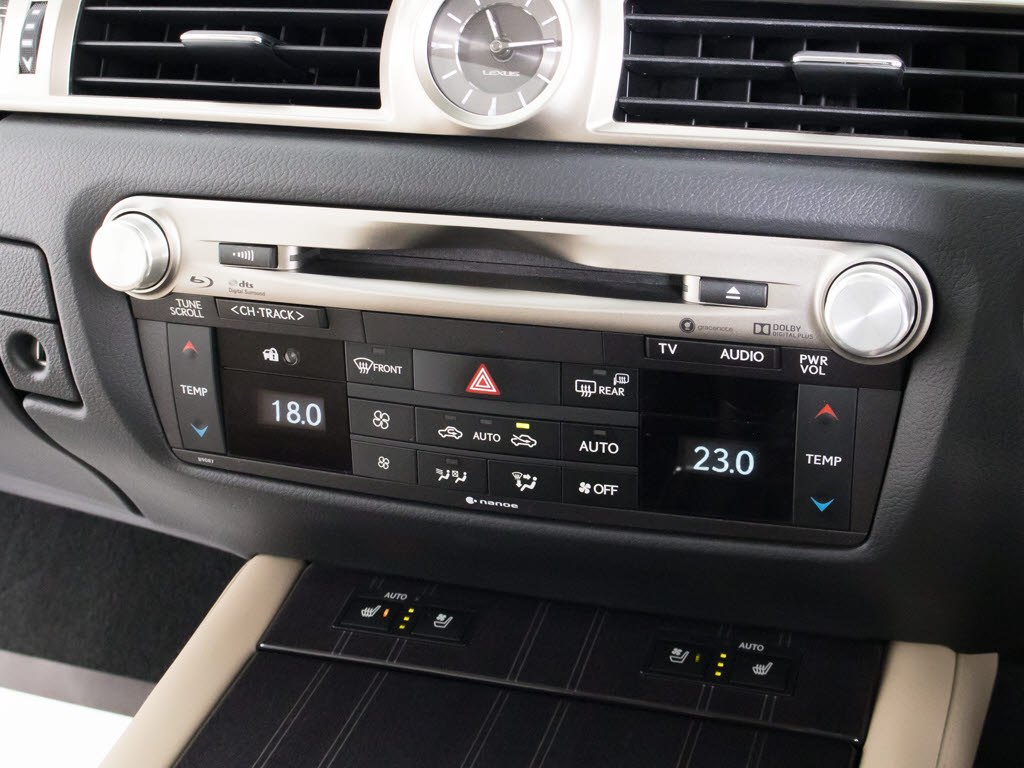 ＣＤはもちろんの事、ＤＶＤ＆Ｂｌｕ－ｒａ
ｙ再生も可能です。フルセグ地デジにも対応
しさらにＢｌｕｅｔｏｏｔｈにも対応してお
ります