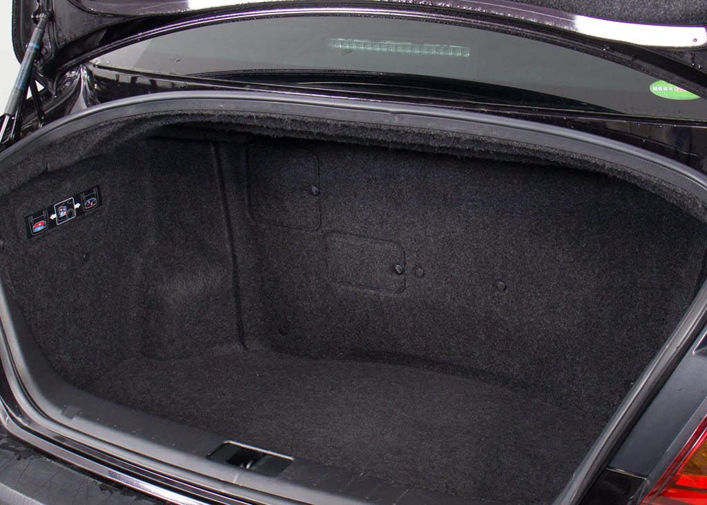 トランクが狭いと思っておりませんか？実際
は大容量トランクです！旅行等の長距離ドラ
イブも快適です！また、屋根付きスペースを
完備しておりますので、夜間でも、雨でも雪
の日だってゆっくりご覧頂けます。