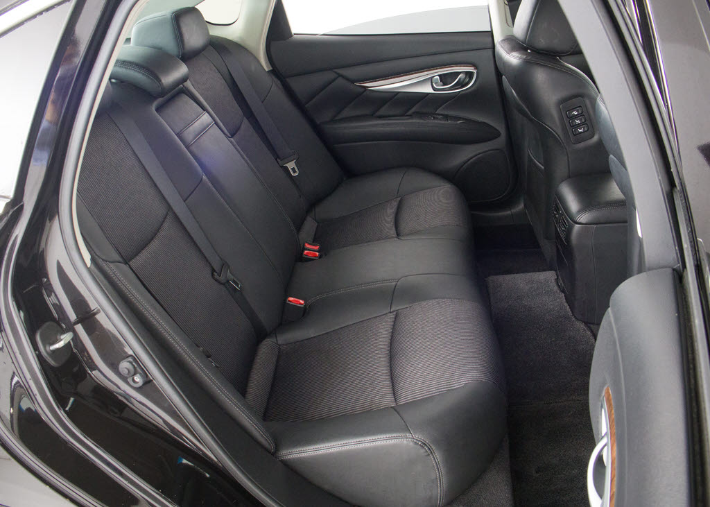 赤革、茶革、黒革、白革、黒×赤コンビ革・
・・お好みの色で新品本革シートを作成でき
ます！オリジナル本革でカーライフを満喫は
いかがでしょうか？ご興味ある方は、デザイ
ン等含め当社までお問い合わせください！