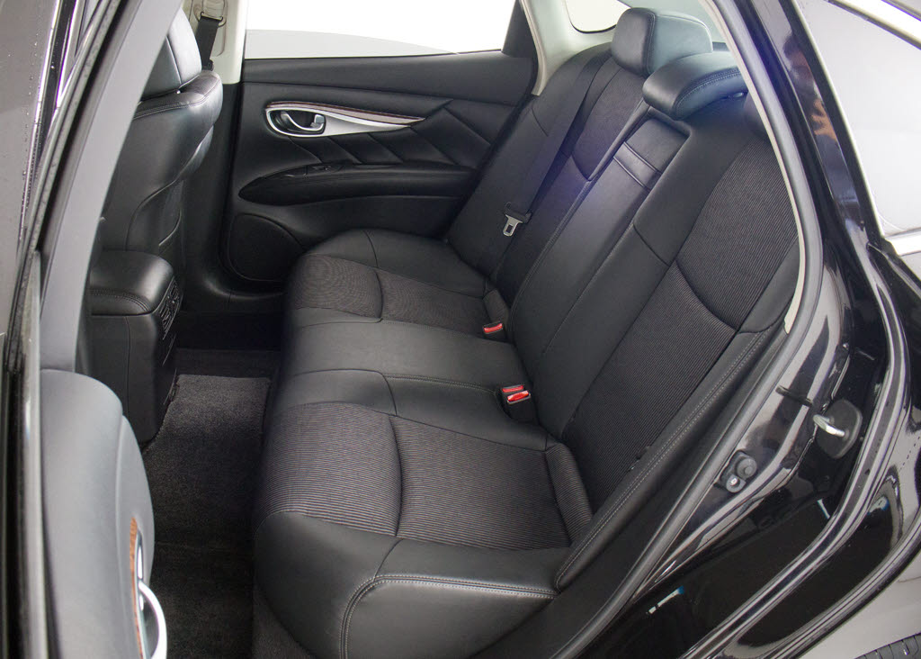 赤革、茶革、黒革、白革、黒×赤コンビ革・
・・お好みの色で新品本革シートを作成でき
ます！オリジナル本革でカーライフを満喫は
いかがでしょうか？ご興味ある方は、デザイ
ン等含め当社までお問い合わせください！