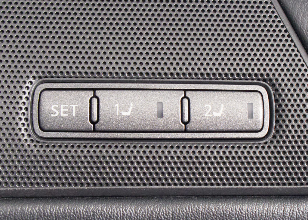 お好みのシートポジションが設定可能です！
！メモリー機能は２パターンまで可能となり
ます！！さすが高級車ですね！！