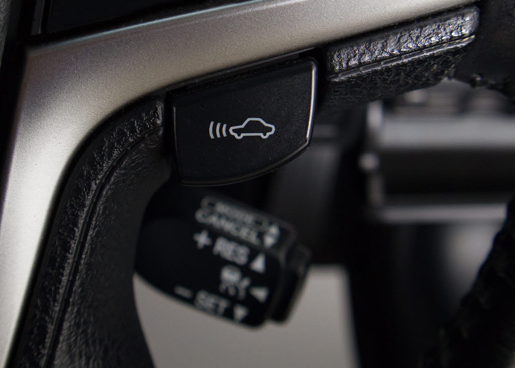 衝突回避支援型プリクラッシュセーフティシ
ステム　前方に出現した障害物に対し警報を
発し、ドライバーに警告。同時にブレーキア
シストにより衝突回避と速度を軽減します。