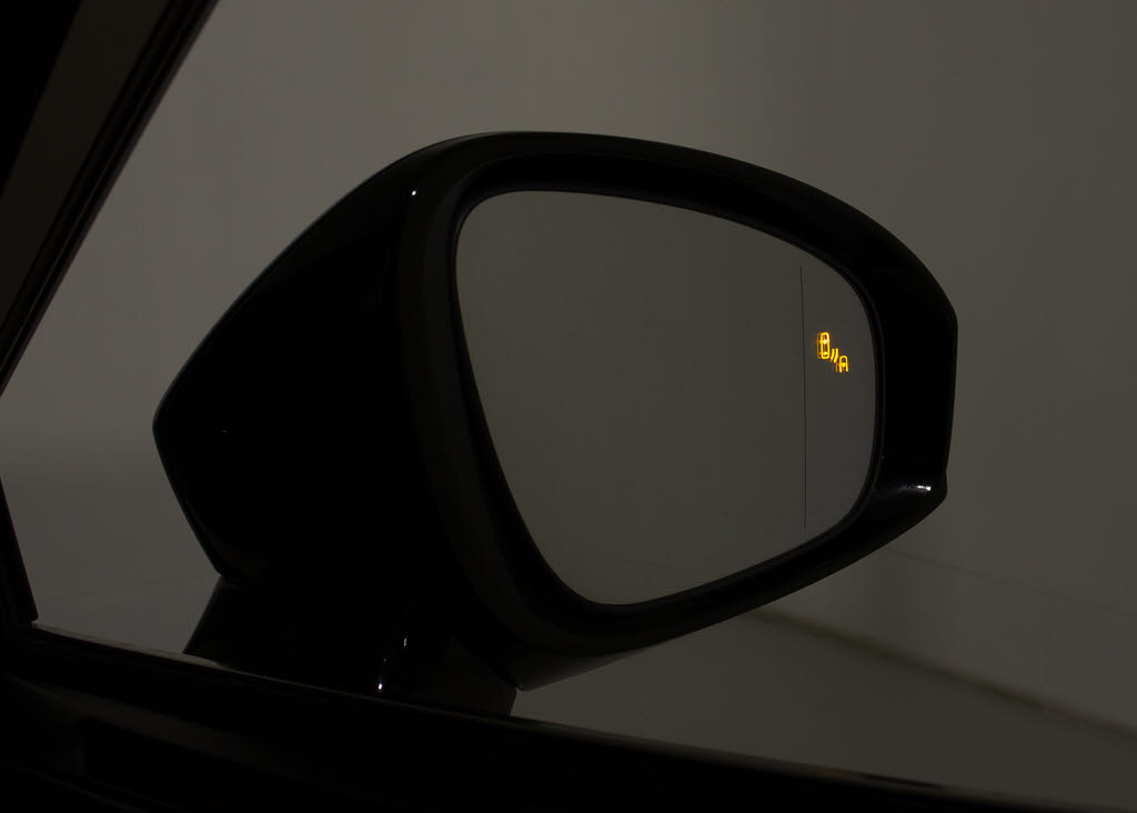 ＢＳＭ（ブラインドスポットモニタ）！隣の
車線を走る車両をレーダーで検知し、ドアミ
ラーでは確認しにくい後側方エリアに存在す
る車両に加えて、急接近してくる車両も検知
します。