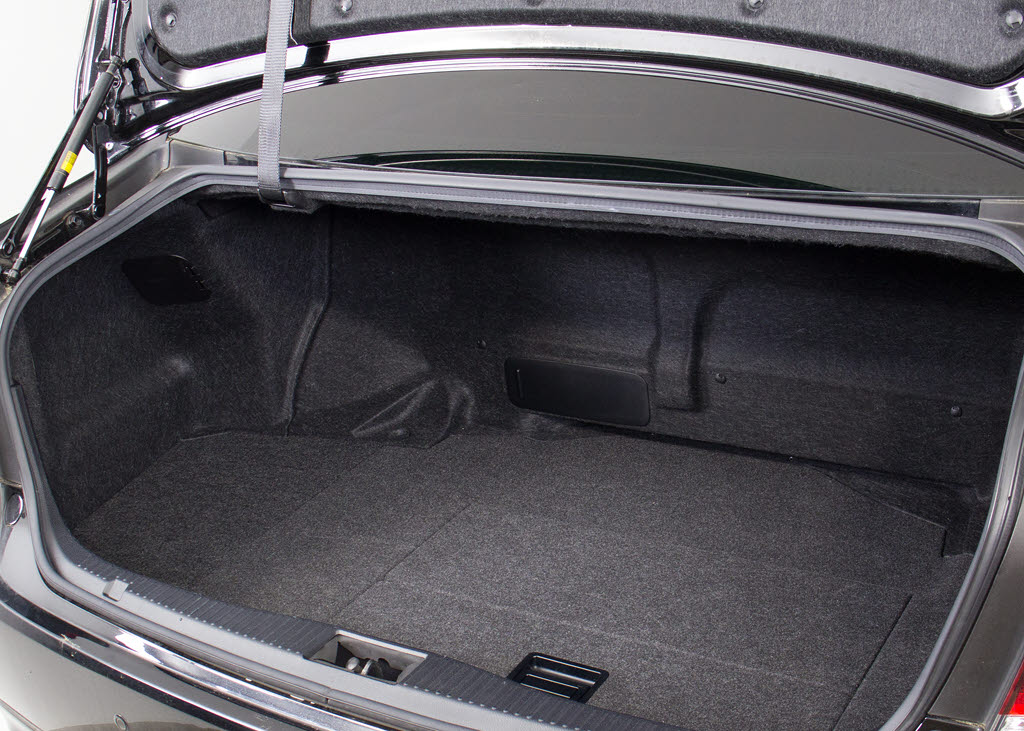 トランクが狭いと思っておりませんか？実際
は大容量トランクです！旅行等の長距離ドラ
イブも快適です！また、屋根付きスペースを
完備しておりますので、夜間でも、雨でも雪
の日だってゆっくりご覧頂けます。