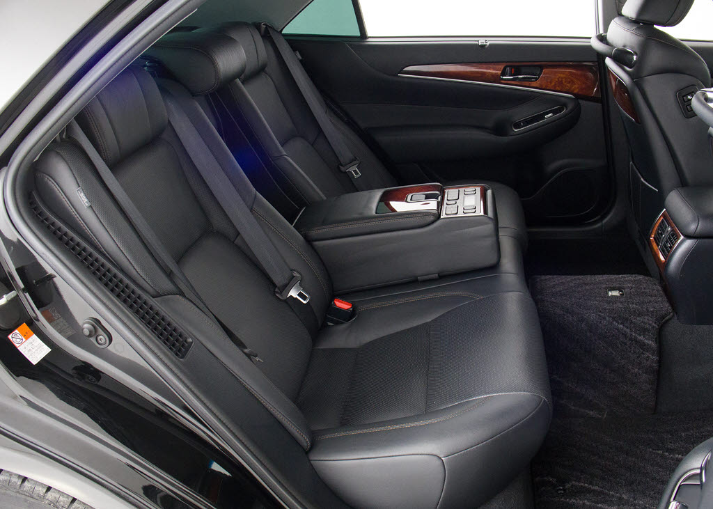 人気の本革シート付きです！！本革が装備さ
れるだけで高級感が増します！当社では、本
革シートのカラー変更や張替えも出来ます！
ワイン・茶・赤・青・オレンジ・黄色・コン
ビ色など何でもＯＫです！