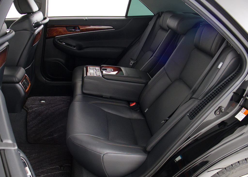 人気の本革シート付きです！！本革が装備さ
れるだけで高級感が増します！当社では、本
革シートのカラー変更や張替えも出来ます！
ワイン・茶・赤・青・オレンジ・黄色・コン
ビ色など何でもＯＫです！