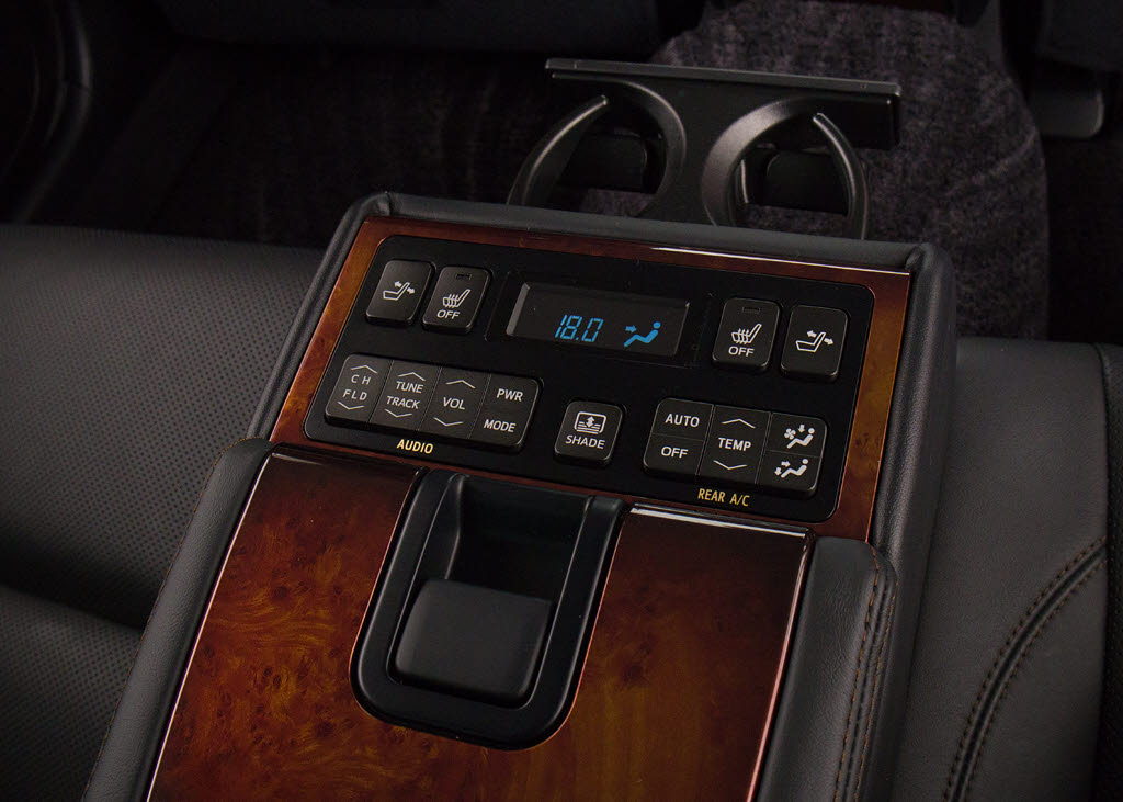 後席もＶＩＰ装備！後席センターコンソール
の画像です！こちらのお車には、後席にもパ
ワーシートが装備されています！更にオーデ
ィオなども後席から操作出来るなど豪華！ゲ
ストに喜んで頂ける装備ですね！