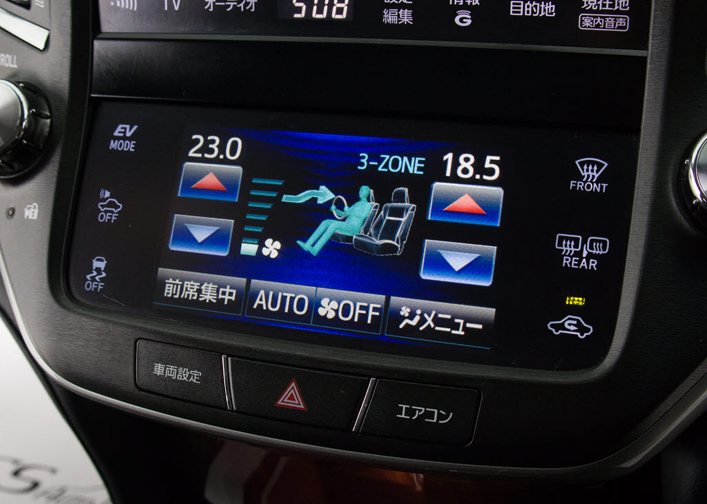 使いやすさや安全性を追求したステアリング
周り！高級車ゆえにスイッチ類が多いのも特
徴ですね！考え尽くされた配置ですぐに使い
こなす事が出来ますのでご安心下さい！是非
、体感してみて下さい！！