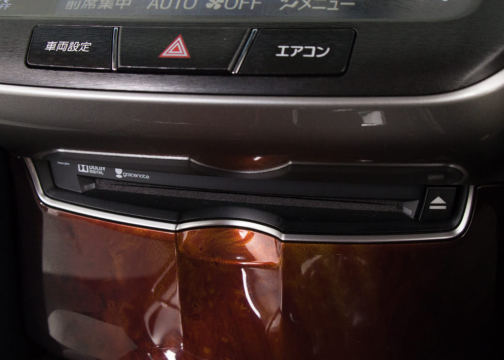 ＣＤはもちろんの事、ＤＶＤ再生も可能です
。フルセグ地デジにも対応しさらにＢｌｕｅ
ｔｏｏｔｈにも対応しております