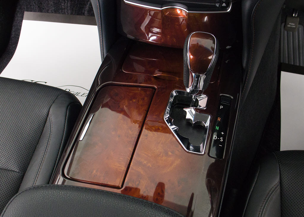 シフト周りです。スッキリとしつつも高級感
や操作性を損なわない作りとなって参ります
。