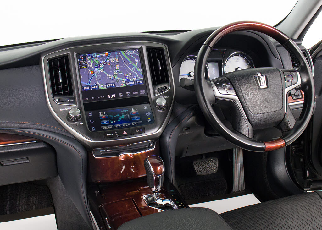 使いやすさや安全性を追求したステアリング
周り！高級車ゆえにスイッチ類が多いのも特
徴ですね！考え尽くされた配置ですぐに使い
こなす事が出来ますのでご安心下さい！是非
、体感してみて下さい！！