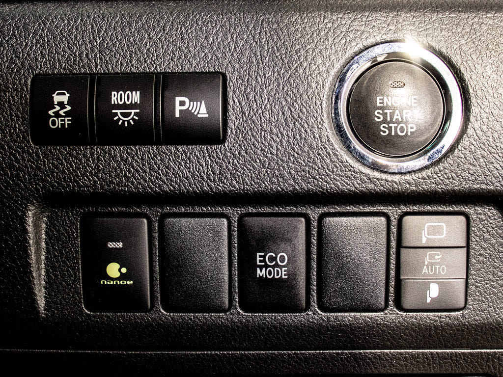 ★クリアランスソナー★車両周辺の見にくい
障害物も感知いたします！