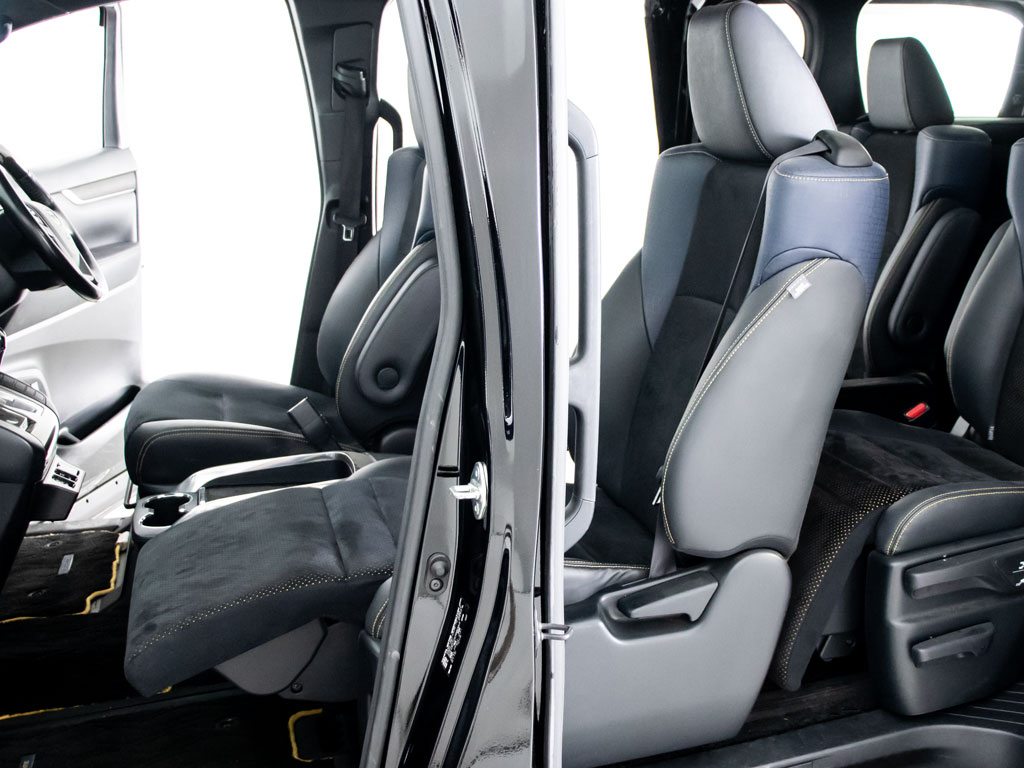 助手席は「スーパーロングスライドシート」
を採用！最大1,160mmのスーパーロングスラ
イドが可能！オットマンと合わせてくつろぎ
空間を作り出します！