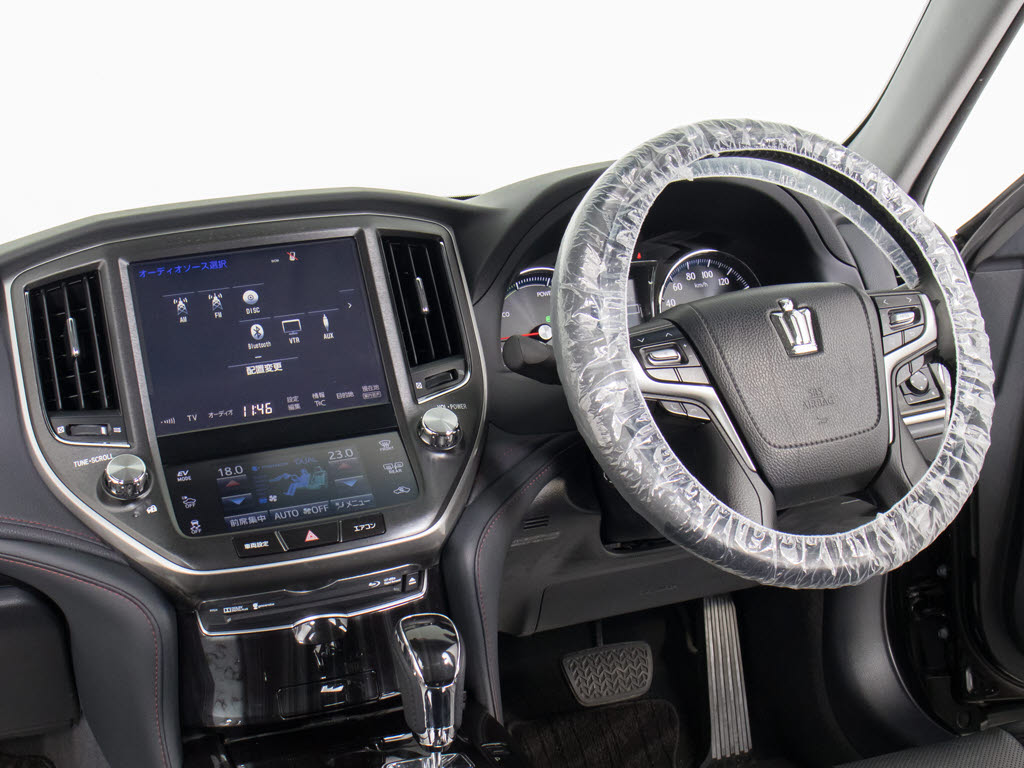 使いやすさや安全性を追求したステアリング
周り！高級車ゆえにスイッチ類が多いのも特
徴ですね！考え尽くされた配置ですぐに使い
こなす事が出来ますのでご安心下さい！是非
、体感してみて下さい！！