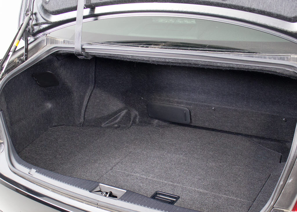 トランクが狭いと思っておりませんか？実際
は大容量トランクです！旅行等の長距離ドラ
イブも快適です！また、屋根付きスペースを
完備しておりますので、夜間でも、雨でも雪
の日だってゆっくりご覧頂けます。