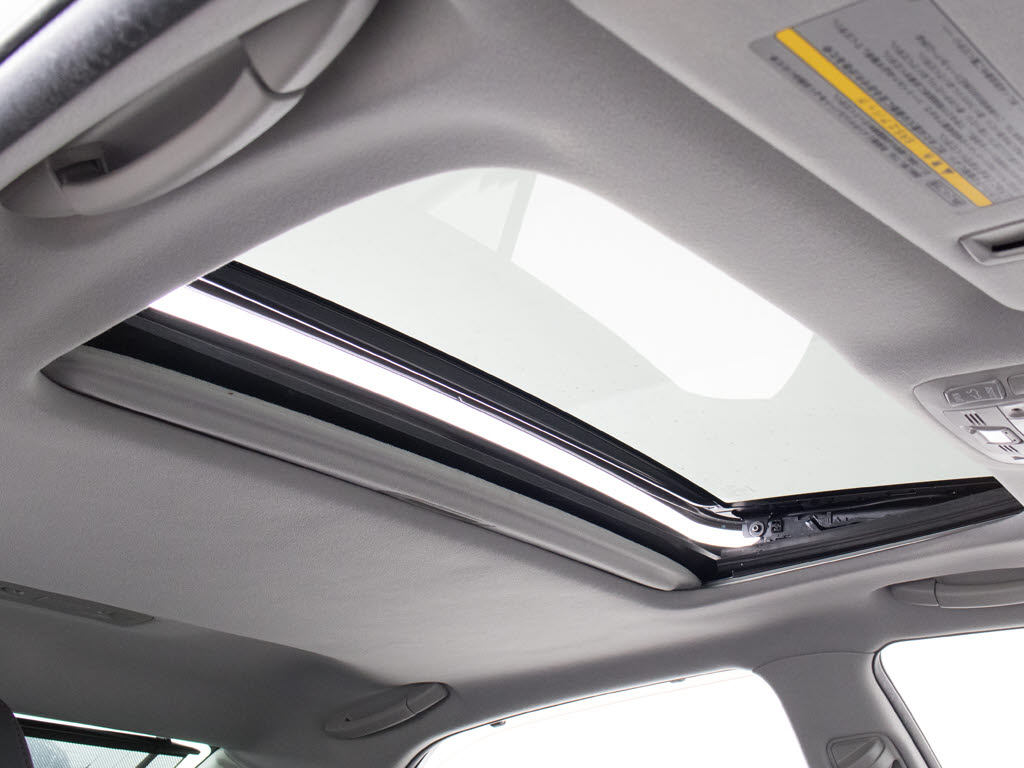 人気装備のサンルーフが付いています！上下
チルトに前後スライド機能が付いていますの
で、様々なドライブシーンで活躍してくれま
す！！開放感ある車内空間は気持ちがいいで
すよ！是非体感してみて下さい！