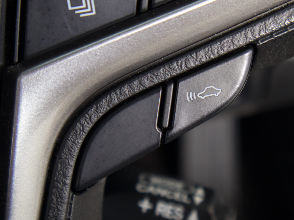 衝突回避支援型プリクラッシュセーフティシ
ステム　前方に出現した障害物に対し警報を
発し、ドライバーに警告。同時にブレーキア
シストにより衝突回避と速度を軽減します。